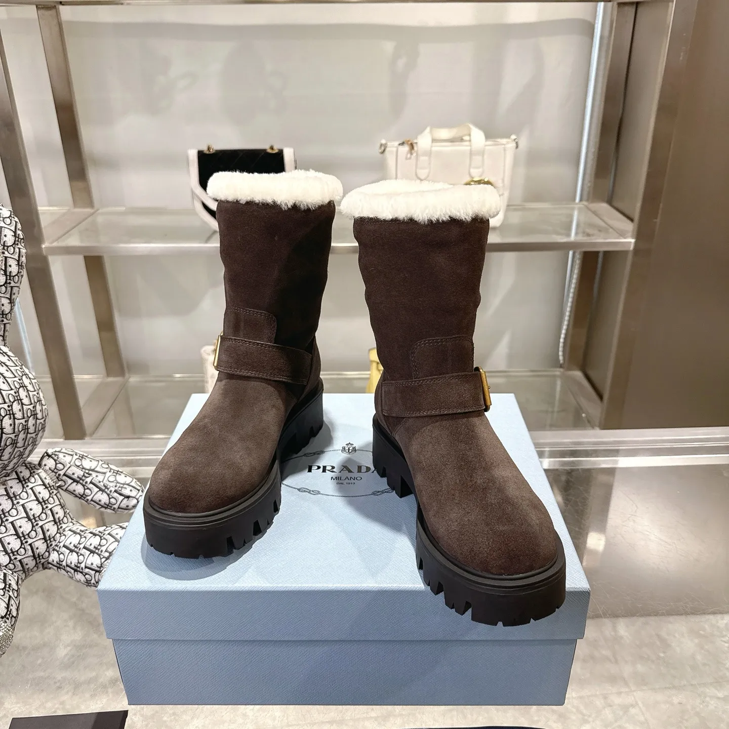 👟👟Ex-factory price 700👟👟 🔥Heavyweight🔥4050 Prada/PRADA autumn and winter snow boots counter new thick-soled anti-ski boots warm wool short boots, the same style as PRADA autumn and winter T-stage catwalk catwalk celebrity stars, original 1:1 replica, high-quality quality! The top version is comfortable on the feet and makes you look slimmer, elegant and intellectual! It is a rare pair of comfortable and warm casual snow boots! ❶Fabric: High mercerized cow suede/first layer cowhide ❷Lining: %100 pure wool imported from Australia ❸Feet: %100 pure wool imported from Australia ❹Outsole: Original TPU foam bottom Four-color women's sizes: 36–42. Complete packaging, with certified pure cotton bag after-sales service card.